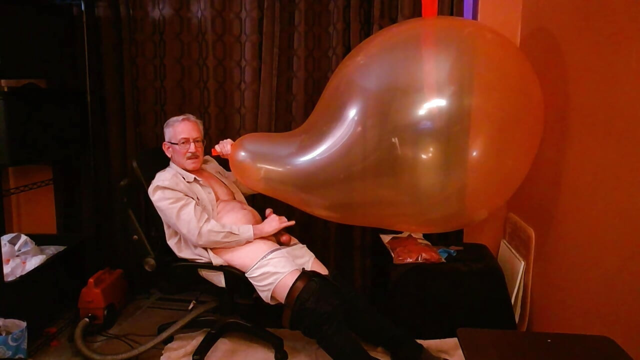 155) Giant Round Balloon Fuck by Kinky Daddy