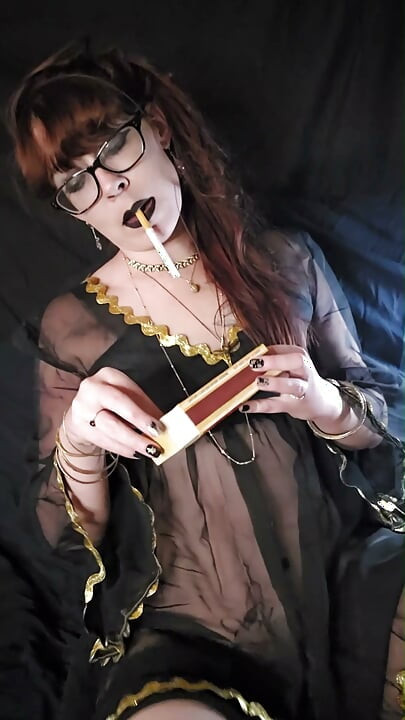 Bruxa Fumante Adora Cigarros