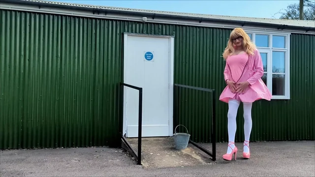 Транс Gina в розовом платье из ПВХ мастурбирует, кончает