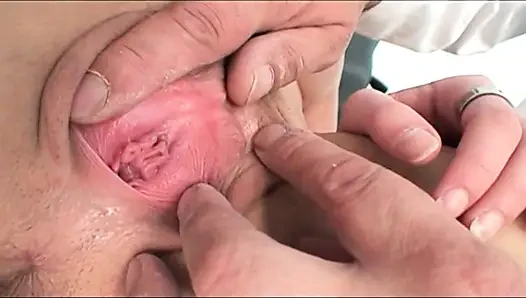 Kötü doktor genç bir hastayla istediğini yapıyor
