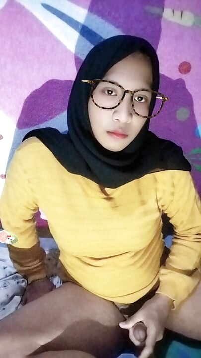 Waria, vestida de hijab, quiere venir a casa del trabajo queriendo volar y oler