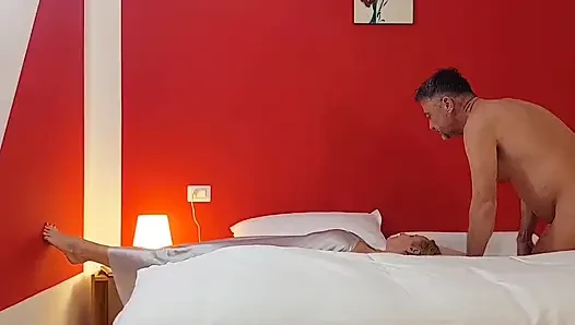 Selena'nın güzel ayakları poz ve oral seks