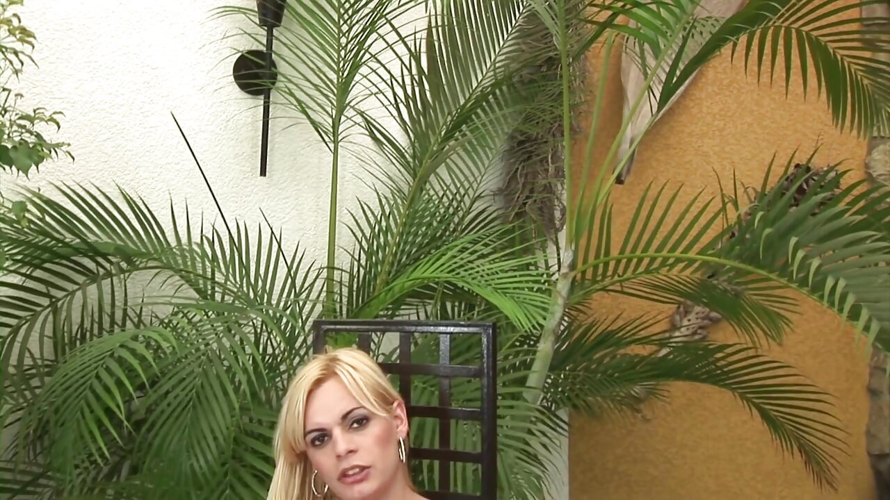 Travesti Thays Schiavinato provoca el culo y se masturba