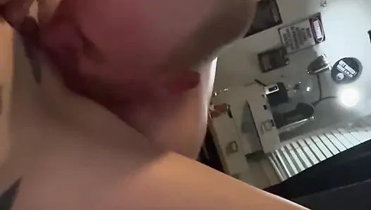Üvey anne büyük yarakla sert sikişiyor ve boşalıyor