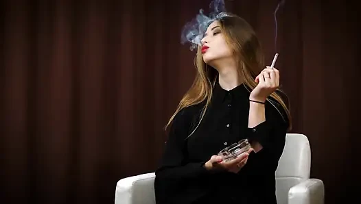 Симпатичная Девушка Ирина Наслаждается Marlboro Red В Ее Первом Курильном Видео Всех Времен (Hd)