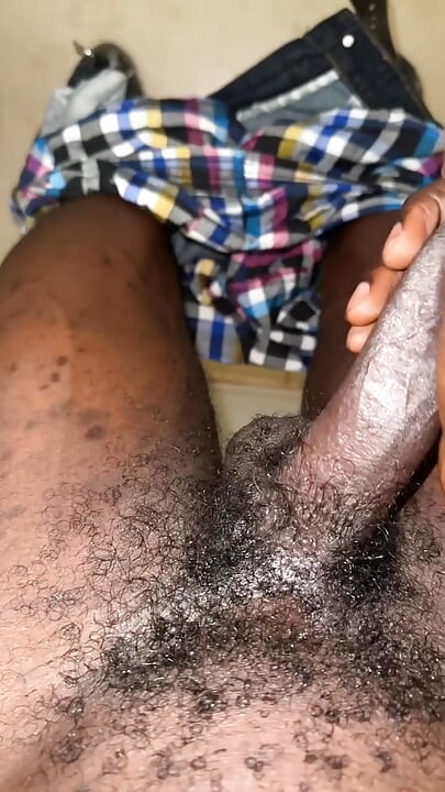 Erkek kardeş azdı ve mastürbasyon yapmak ve boşalmak zorunda kaldı