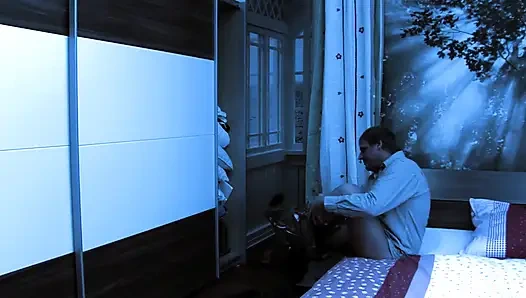 Сучка сосет пирсингованная член любовника, затем получает жесткий глубокий трах