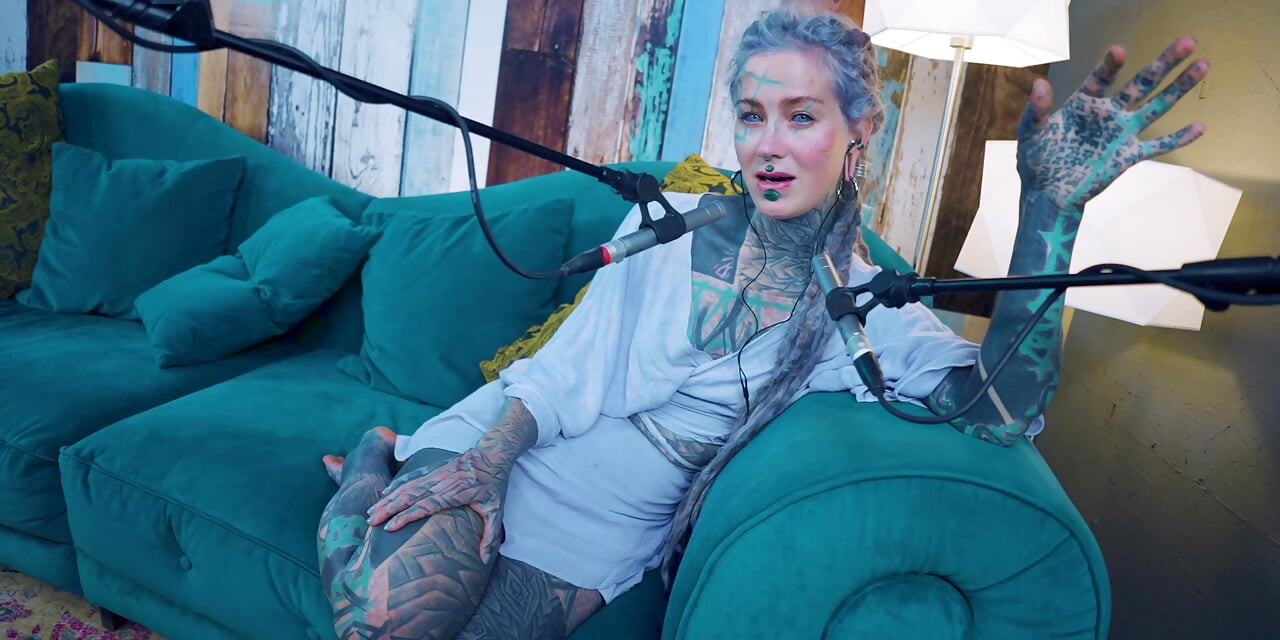 Govorim o F - Strah - ASMR podcast SFW priča gotička mršava djevojka s dreadlocksima, tetovirana cura, tetovirana cura