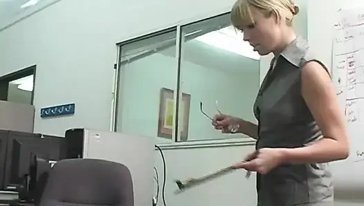 Ein großer junger schwanz für eine böse blonde MILf