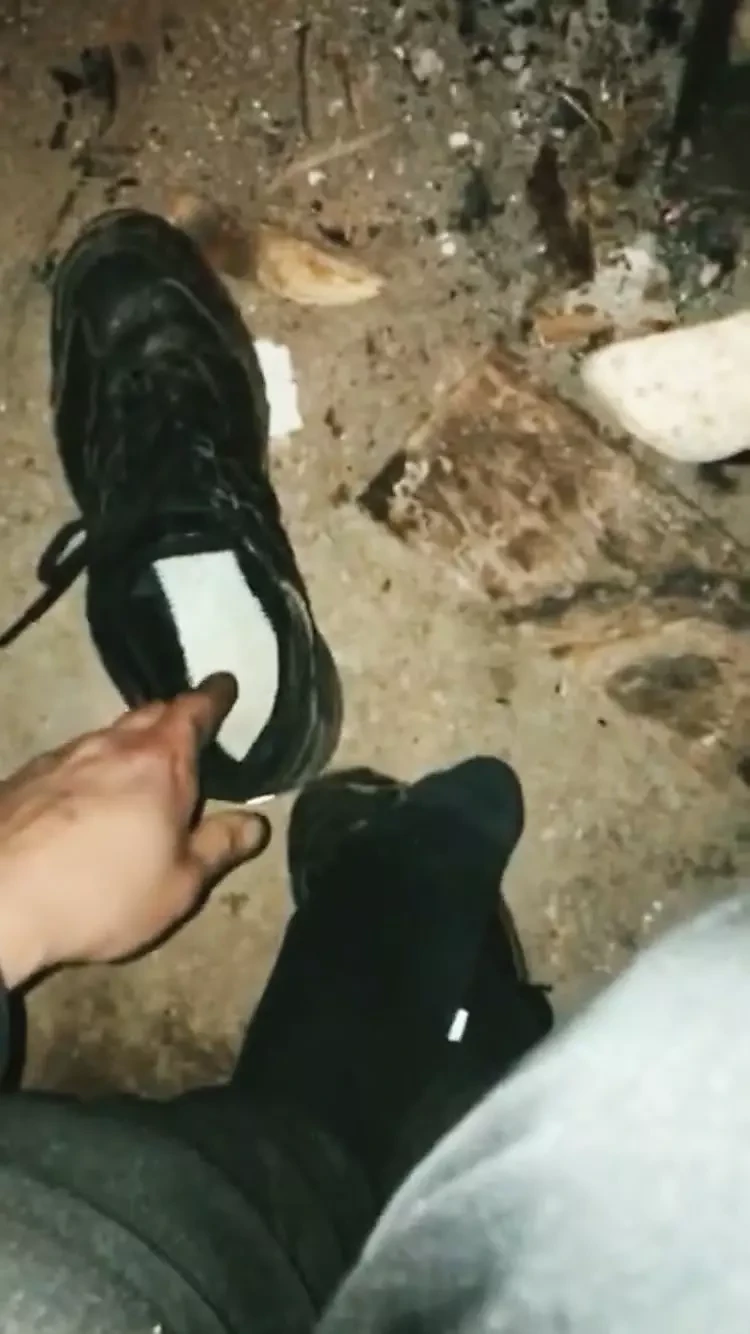 Leck die sohle, die meinen turnschuh-sklaven schmutzig ist