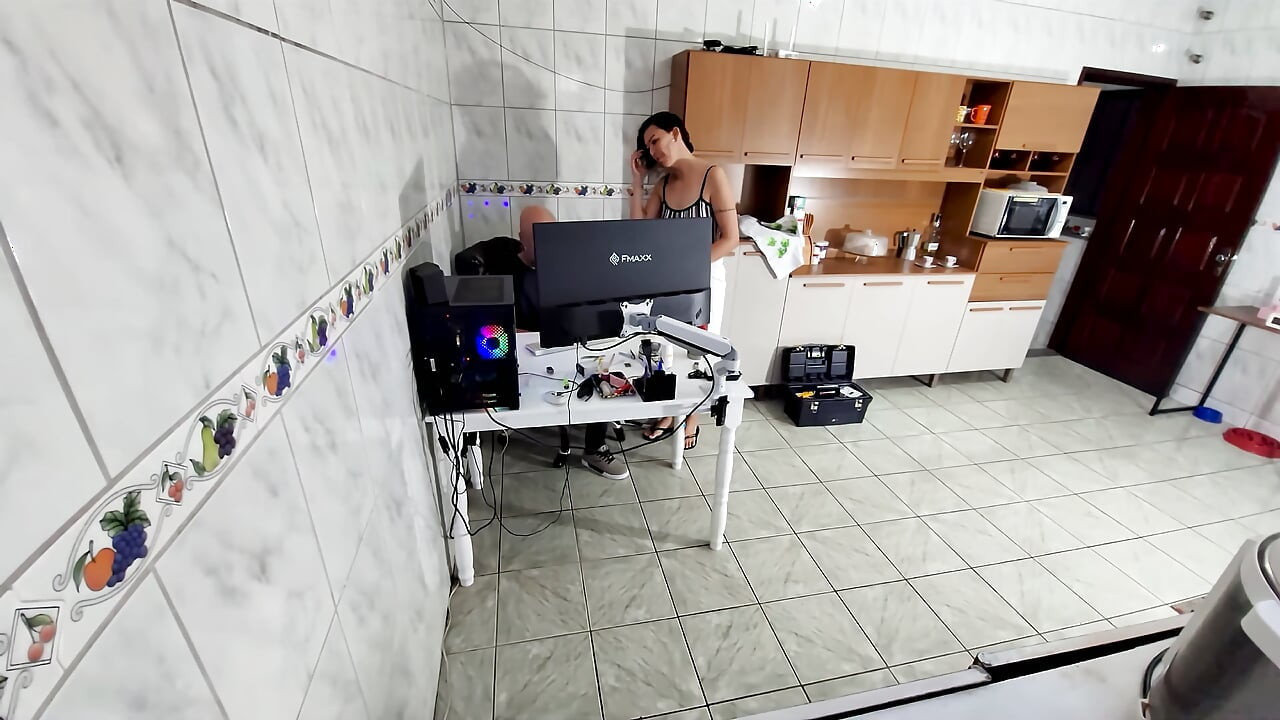 장난기 많은 아내가 수건 하나만 걸치고 수리공을 맞이하며 그의 정액을 삼킨다.