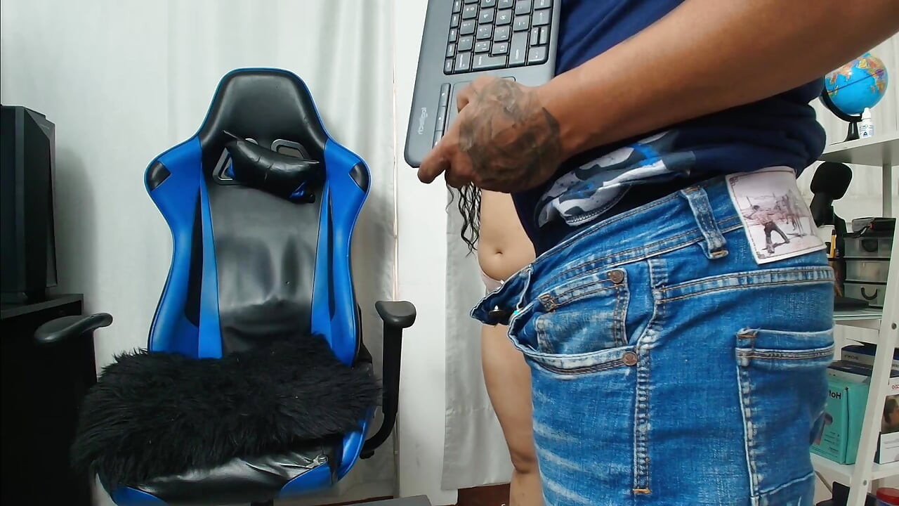 I like her big Venezuelan ass visiting