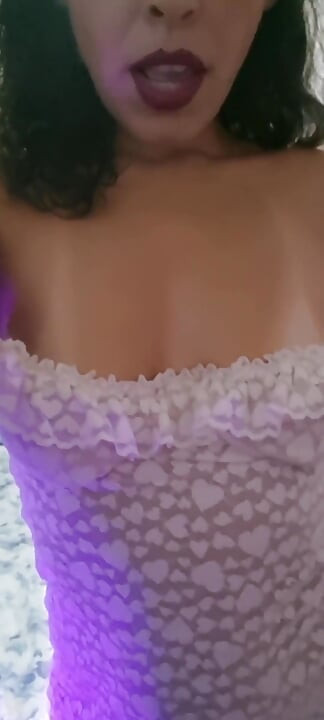 Menari dalam a nightgown