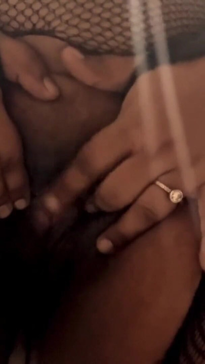 Indiancă desi bhabhi excitată vorbind murdar în hindi pe cameră și bucurându-se în toaletă | Clipul 1