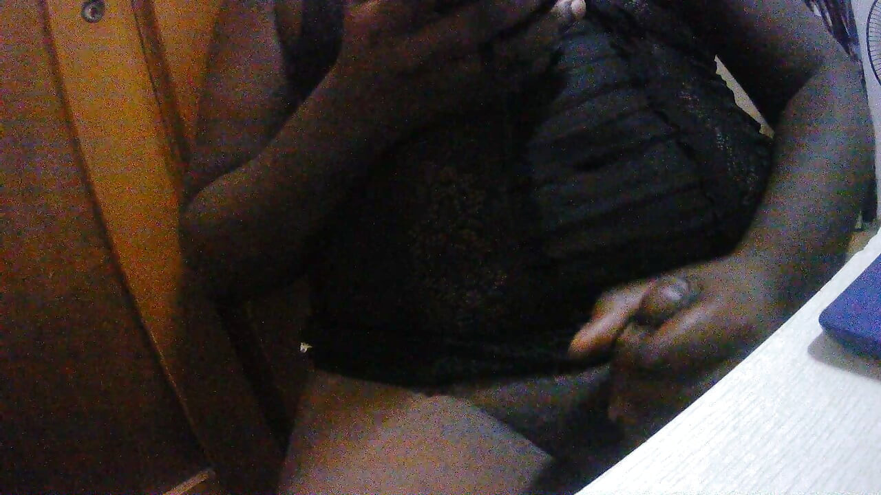 virgem crossdresser mostrando sua bunda e masturbando até porca