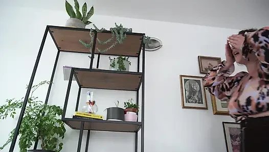 Cewek raksasa ini lagi asik main petak umpet sama teman kantornya yang lagi dikucilkan