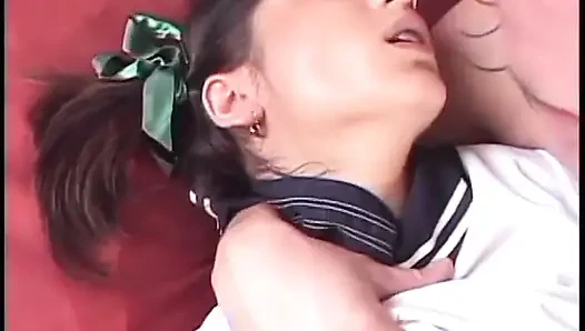 Açık bacaklı kız amını yalatıyor ve sikiliyor