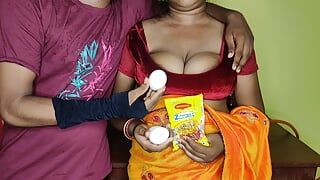 Madrasta estava cozinhando comida para seu enteado e depois de ver o pau do enteado, a madrasta foi fodida por seu enteado.