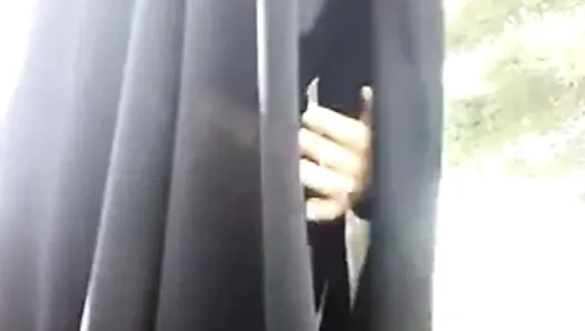 Iraniana no parque trocando de calcinha