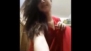 Une bhabhi indienne jouit devant la caméra