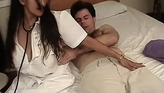 Azgın hasta sakso çektikten sonra seksi hemşireyi sert sikiyor