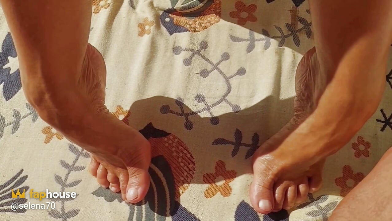 Olgun sarışın eş dışarıda vakit geçirmekten keyif alıyor