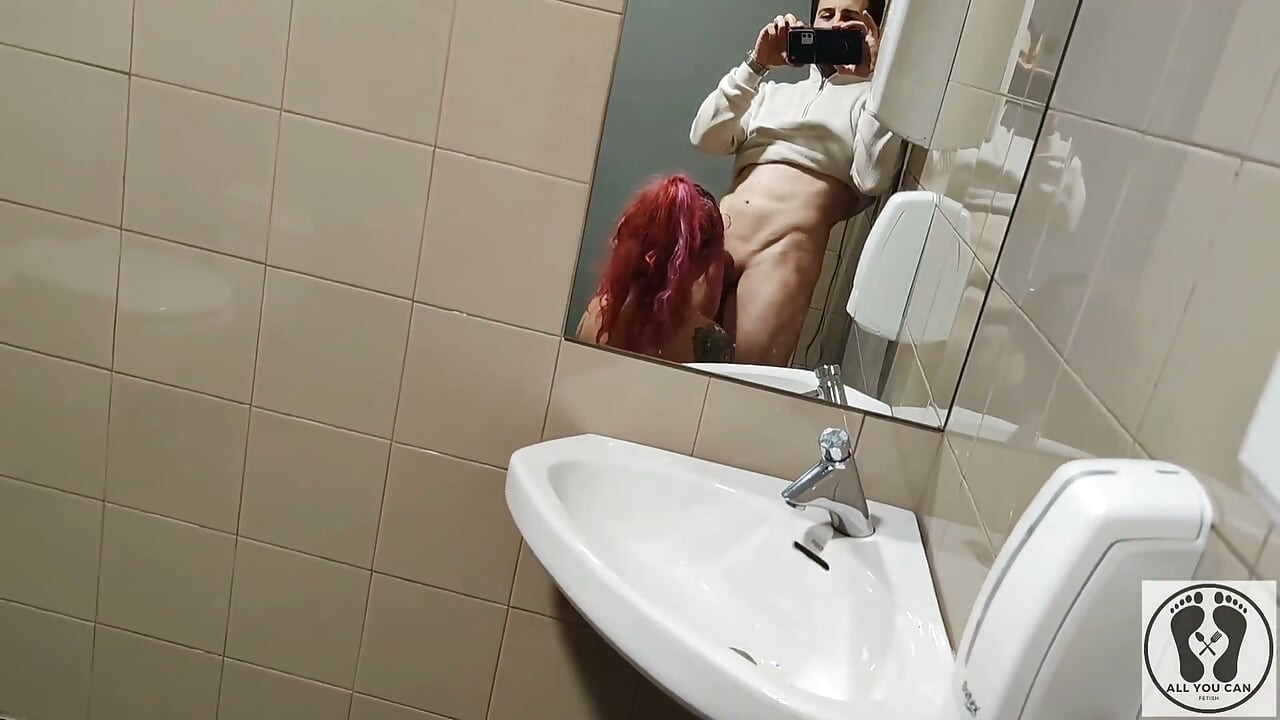 Baise dans des toilettes publiques, levrette, éjaculation faciale