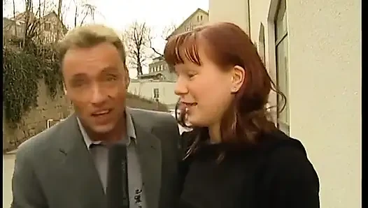 Rothaariges teen wichst schwanz, während sie beim casting gefingert wird