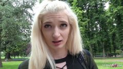 Batedor alemão - adolescente magra da faculdade fode em público