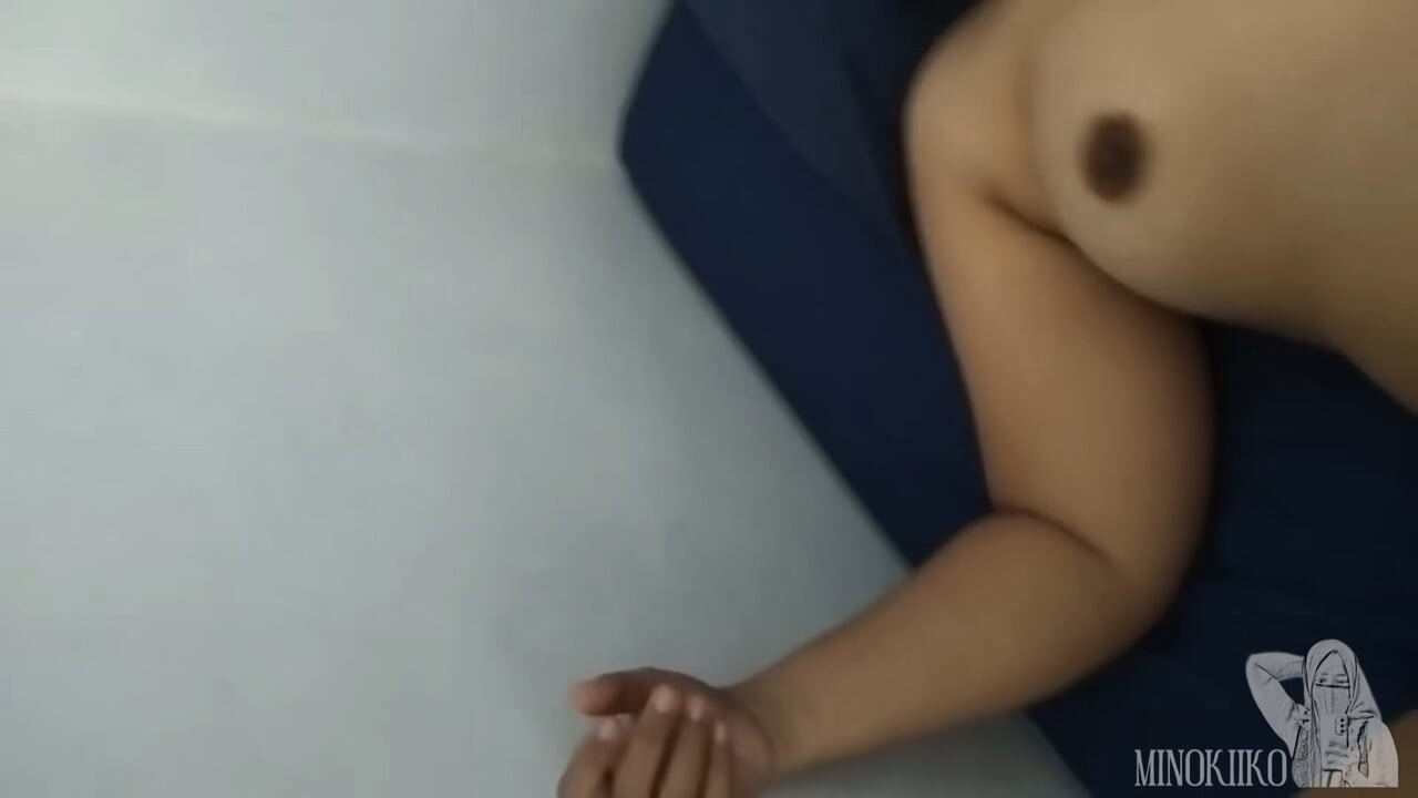 Je baise ma femme en hijab sur un lit bleu jusqu’à l’éjaculation
