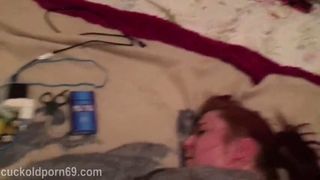 Marie la pute coquine se penche sur le lit