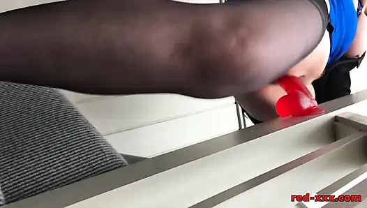 Hisap dildo di tangga!