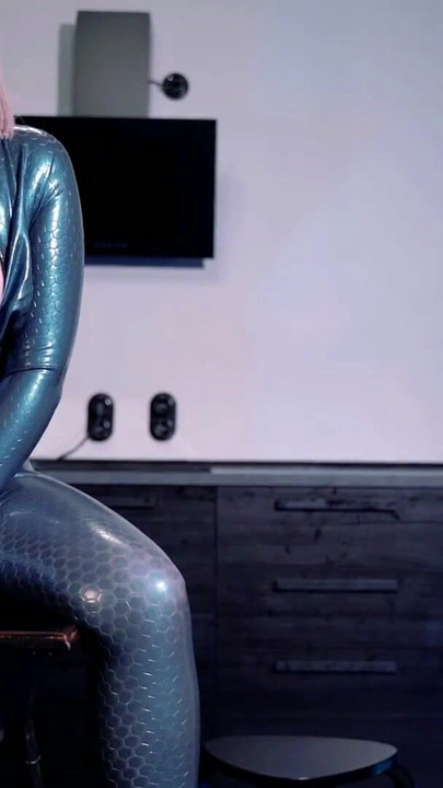 Velkolepý okamžik od "Blue Latex Rubber Catsuit FemDom POV video zdarma"