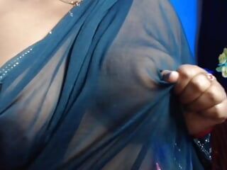 Une fille sexy à gros nichons ouvre son soutien-gorge et sa couverture, seins dans un show sexuel