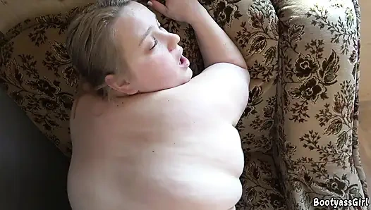 Mädchen mit riesigem arsch bekommt im doggystyle intensiven fick auf einer couch