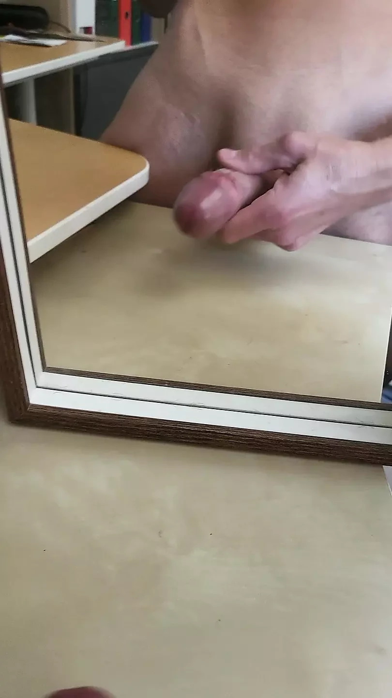 Éjaculation sur le miroir