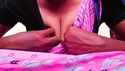 Ammu menunjukkan payudara besar dan memijat gadis yang sangat clamour