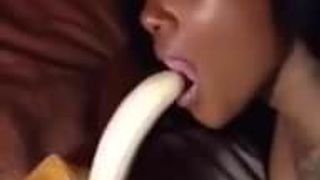 Wie Bananen in der Kapuze gegessen werden