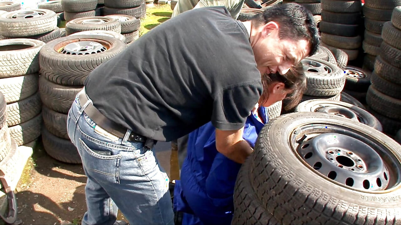 Un couple allemand de vieux baise et fait un trio avec deux hommes et une fille pulpeuse