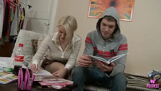 Sexy blonde joyce wechselt die bücher für Milos rohen schwanz!