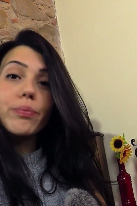 petra, adorable chica adolescente adora jugar con sus pies