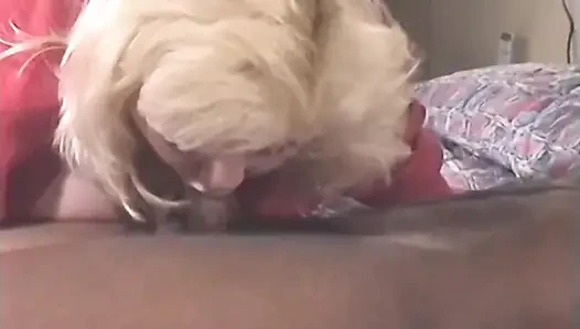Sarışın orta yaşlı seksi kadın büyük zenci yarağını içine alıyor ve içine boşalıyor
