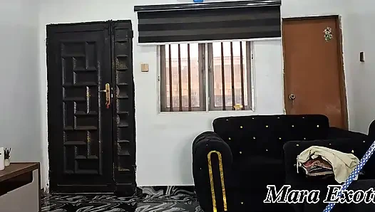 Şişman götlü zenci orta yaşlı seksi kadın çıplak temizliyor