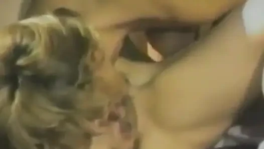 Blondine und brünette spielen Flug dann ficken