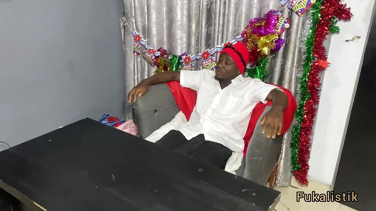 Bari gand vali chhatra phis men bare kale lnd vale tichar ko pas ke lie shuruaati krisamas uphar ke roop men chodti hai