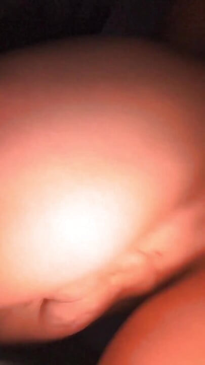 Chupando el dedo del pie después de un trabajo de pie y placer para pareja bisexual acabando con una carga