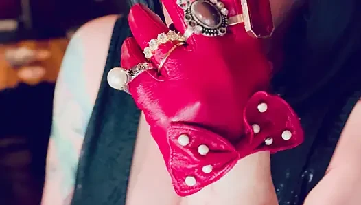 Rote Lederhandschuhe &ringe! Rauchende törtchen Tina Snua raucht eine Zigarette und zeigt ihre Handschuhe - Raucherin