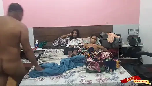 Я позвонила подруге, чтобы посмотреть на Nextfli, и муж не упустил возможности поесть её