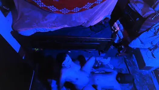 Üvey kız kardeşin üvey erkek kardeşiyle sikişiyor
