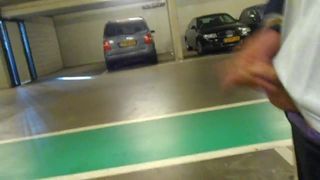 Masturbando em uma garagem parte 2